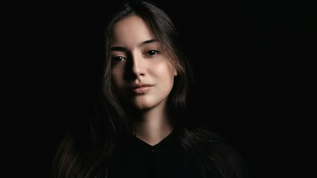 Portrait d'une jeune femme sur fond sombre