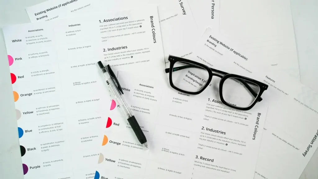 Lunettes et stylo posés sur des feuilles de notes