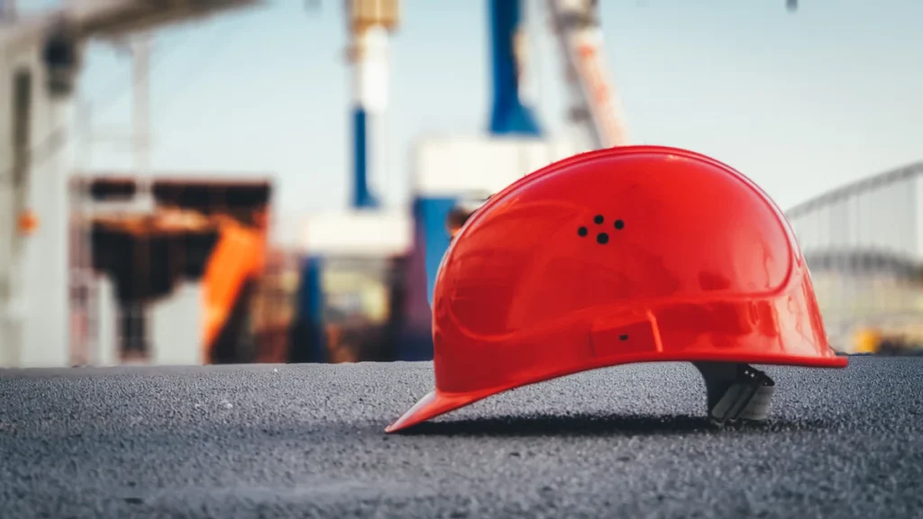Ouvrier avec un casque sur un chantier