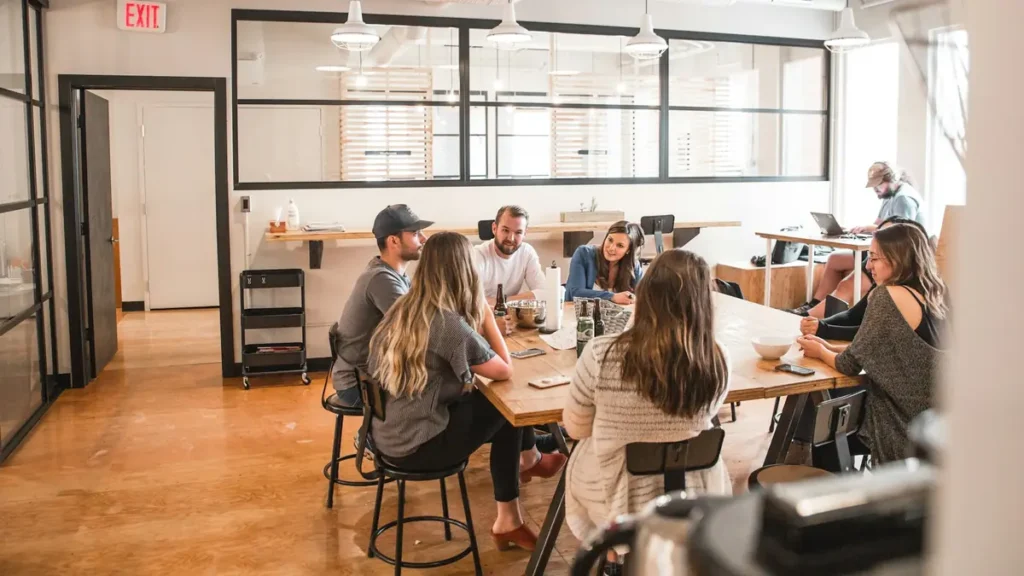 Équipe réunie autour d'une grande table dans un bureau