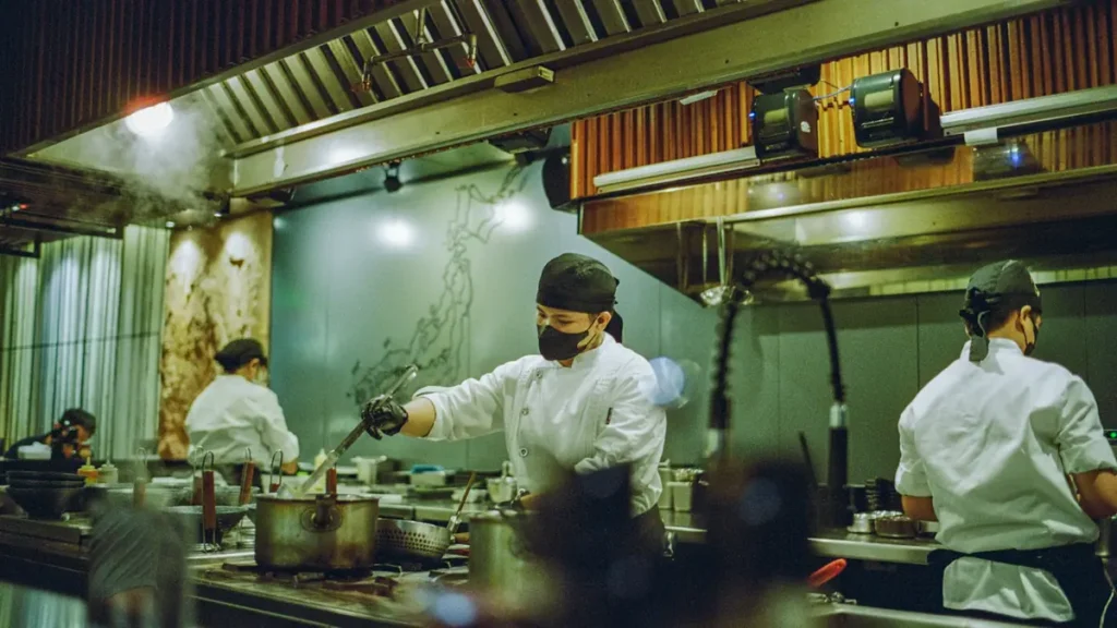 Brigade de cuisiniers au travail dans une cuisine de restaurant