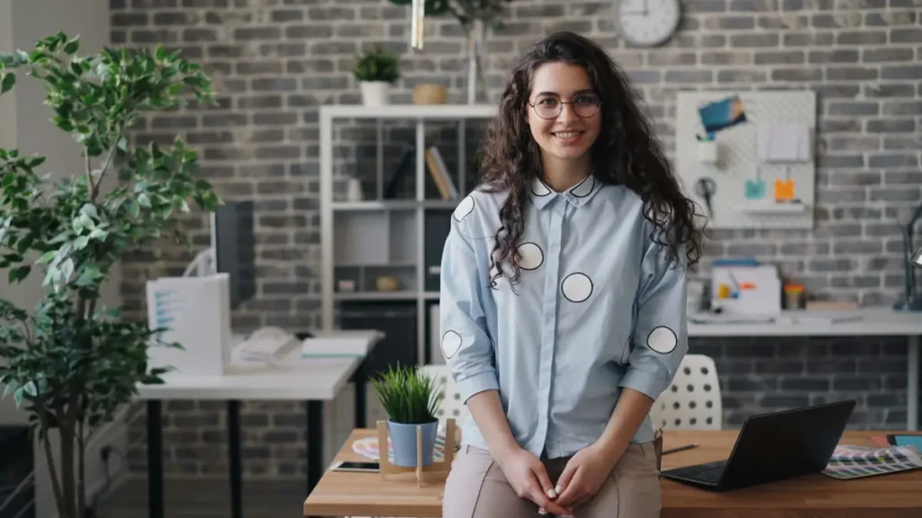 Jeune femme souriante dans un bureau