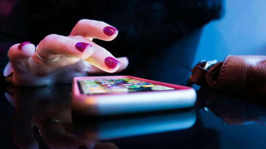 Main qui utilise un smartphone