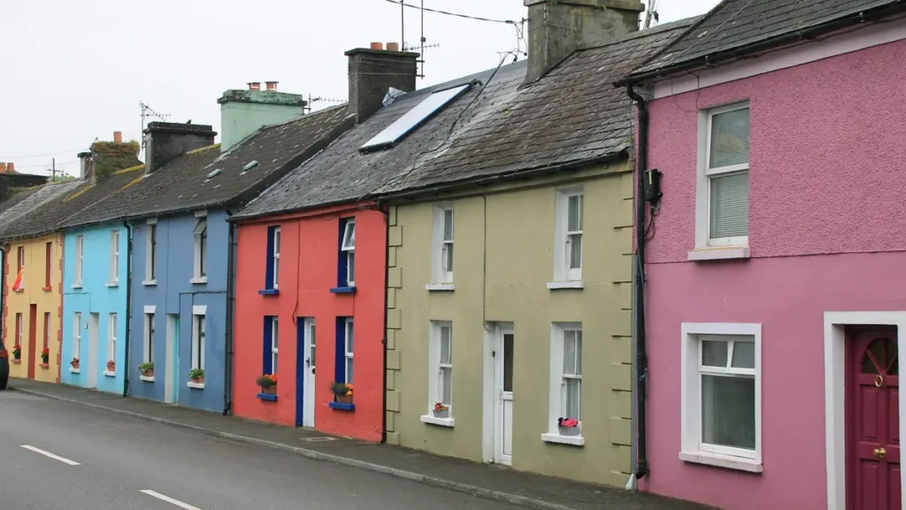 Rue bordée de maisons colorées