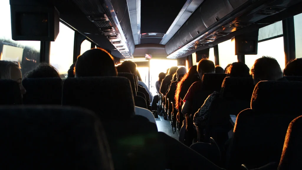 Personne qui monte dans un bus pour aller travailler