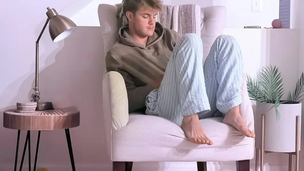 Jeune homme qui se repose dans un fauteuil