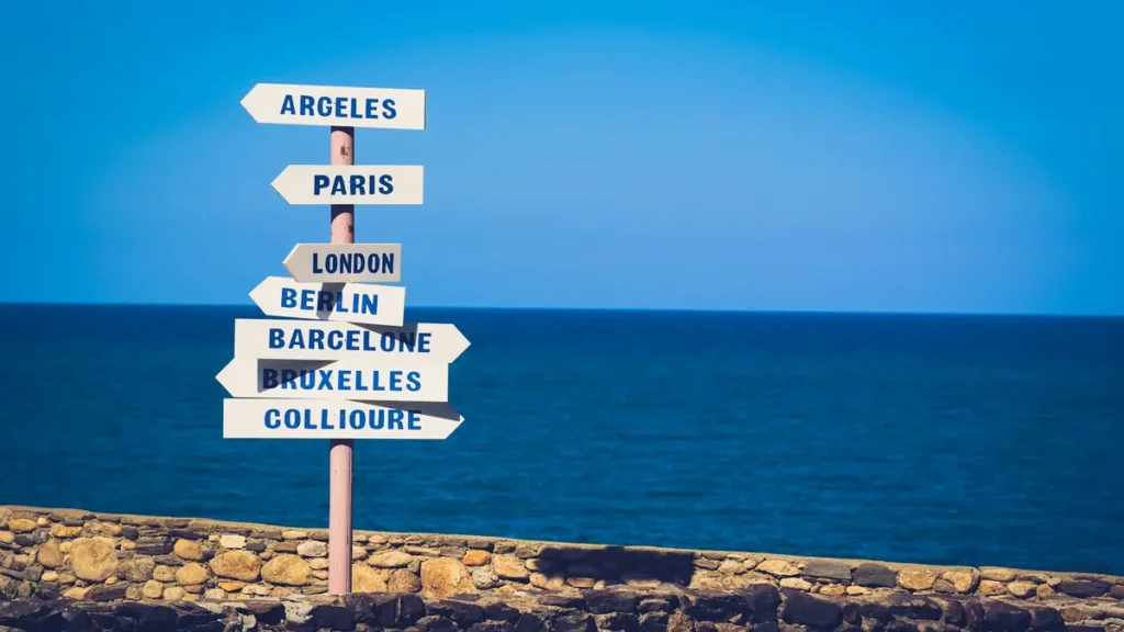Panneau indicateur avec plusieurs directions au bord de la mer