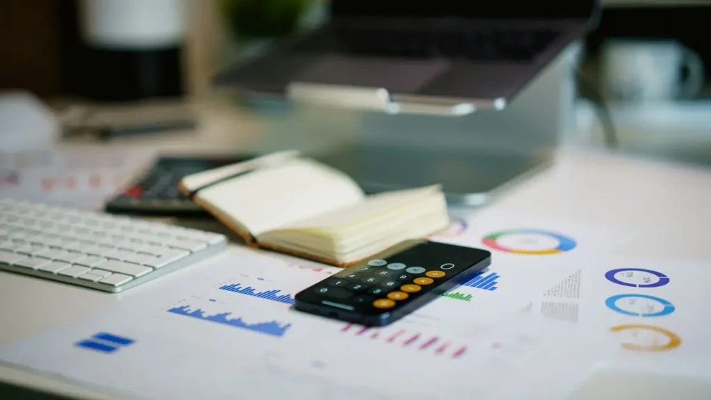 Graphiques, calculatrice et carnet sur un bureau