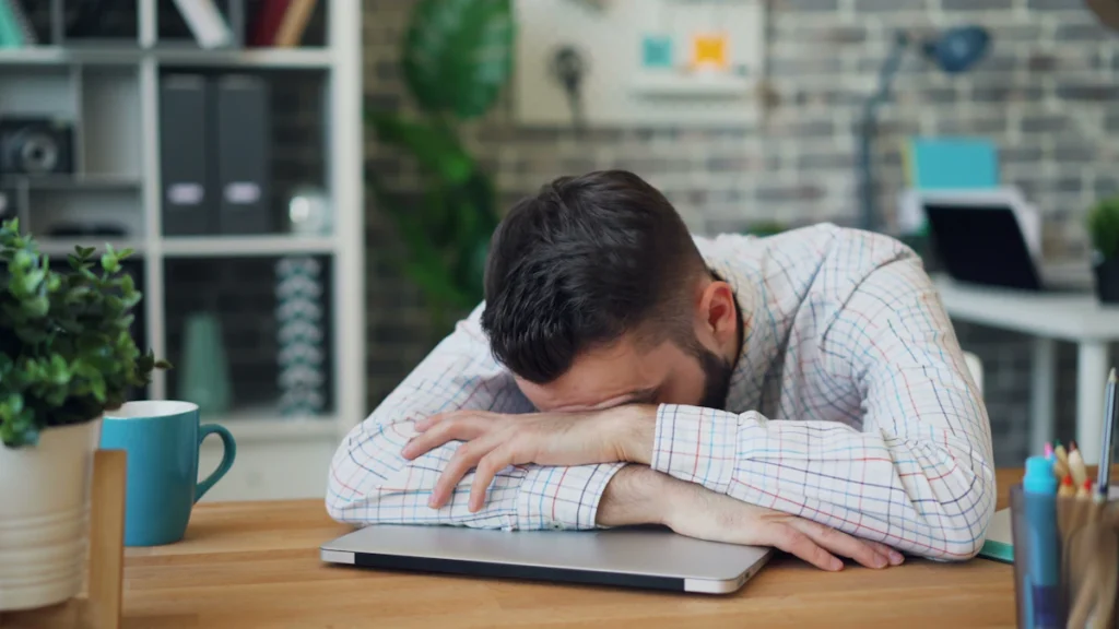 Personne épuisée devant son ordinateur