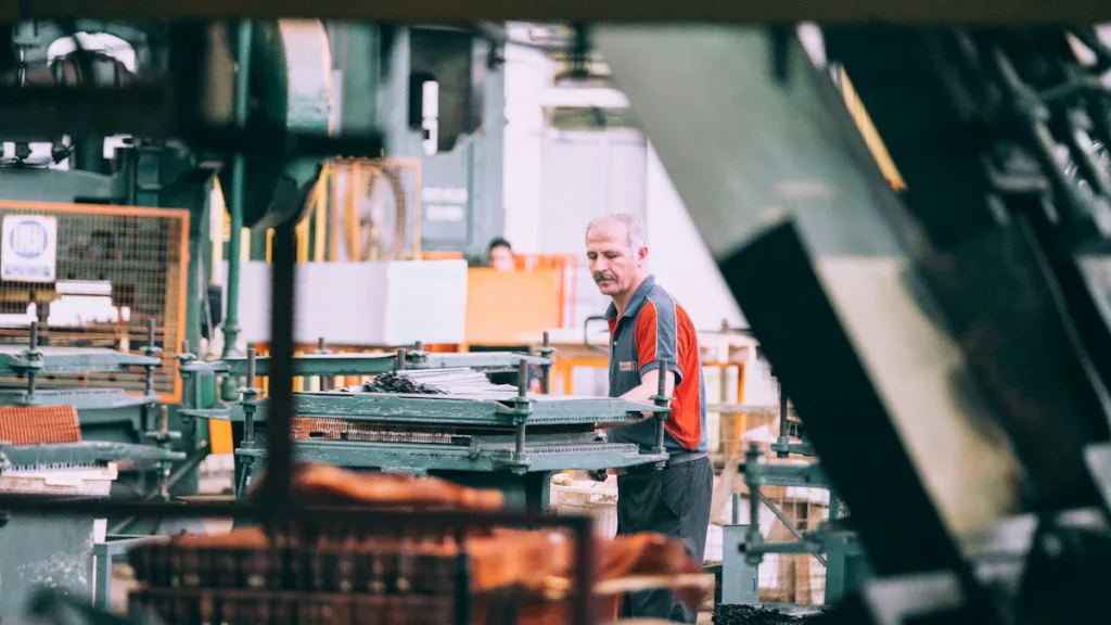 Ouvrier en tenue de travail dans une usine