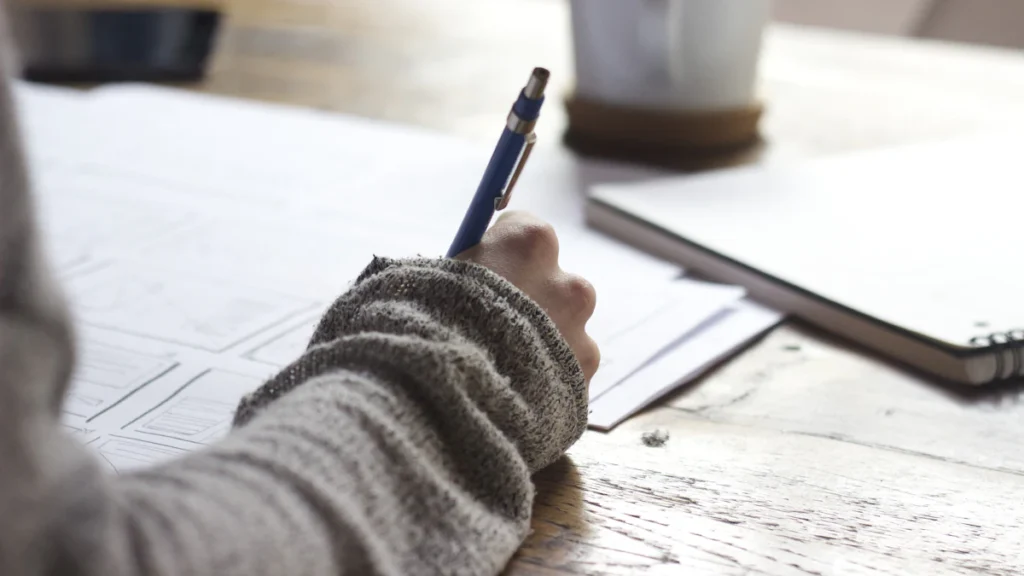 Document officiel posé sur un bureau avec un stylo