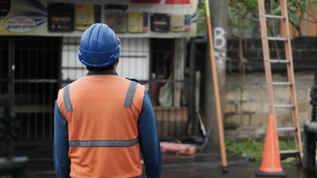 Intérimaire en gilet de sécurité dans un entrepôt