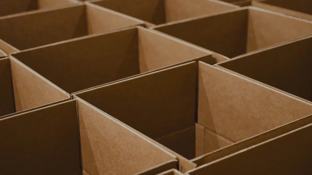 Cartons de déménagement dans un appartement