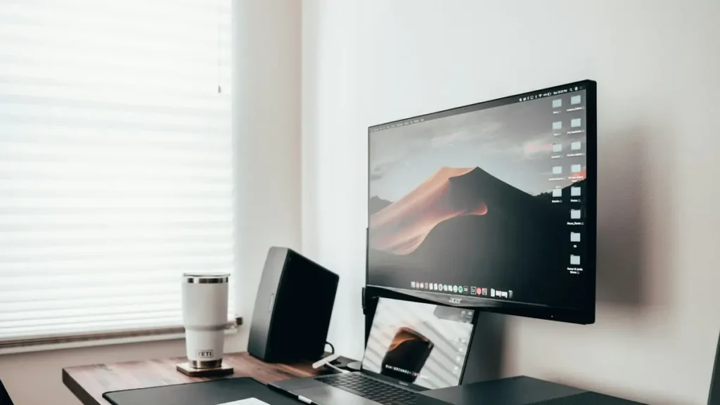Bureau rangé avec un écran près d'une fenêtre