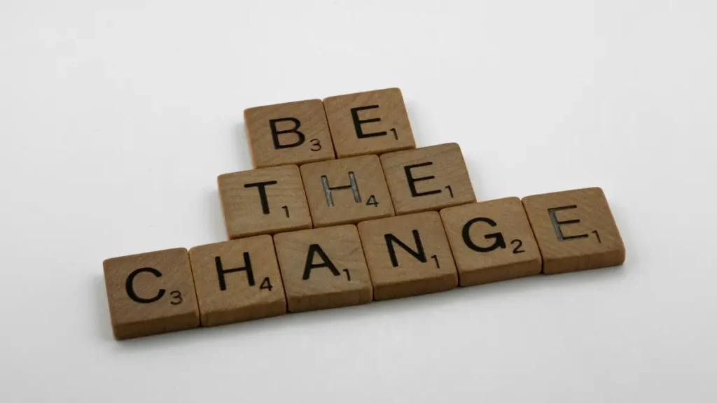 Cubes en bois formant les mots be the change