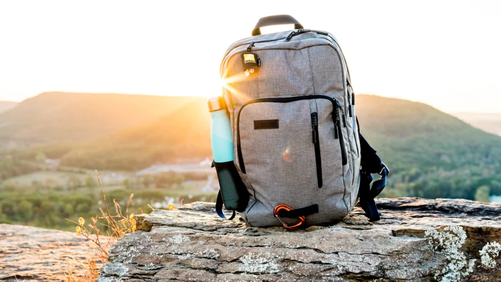 Sac à dos de voyage devant un paysage