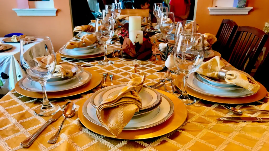 Famille réunie autour d'une table
