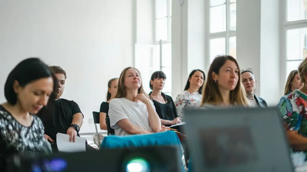 Groupe d'adultes qui suivent une formation dans une salle lumineuse