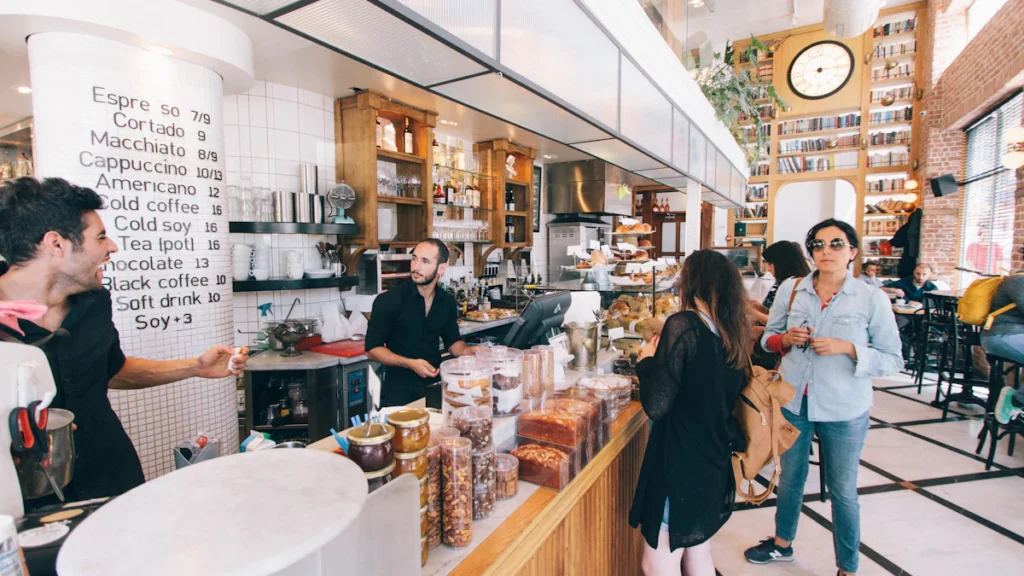 Étudiante qui travaille derrière le comptoir d'une boutique