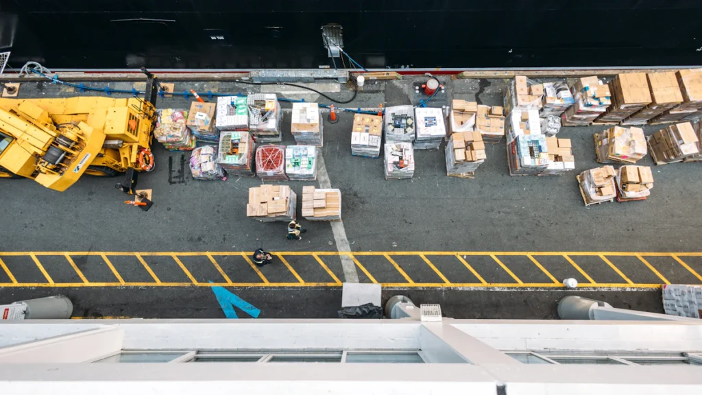 Agent de quai en tenue de travail dans une zone logistique