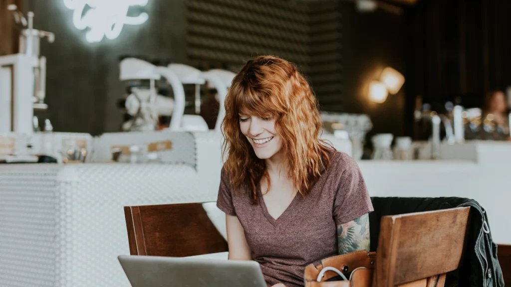 Entrepreneur qui travaille sur un ordinateur dans un petit atelier