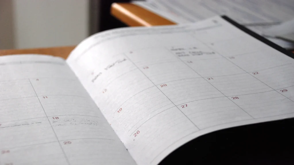 Agenda chargé ouvert sur un bureau