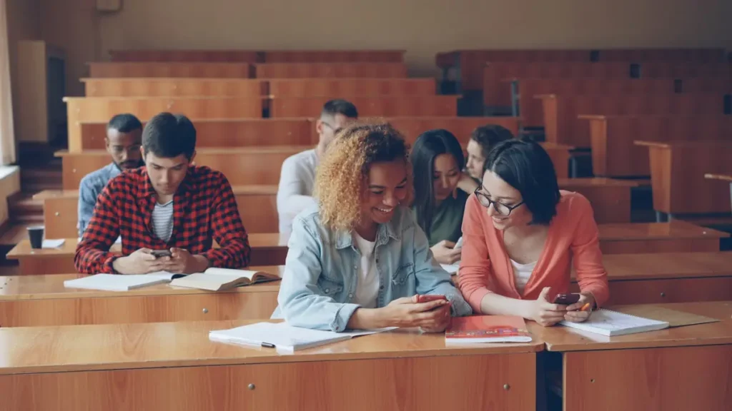Étudiants qui travaillent ensemble dans un amphithéâtre