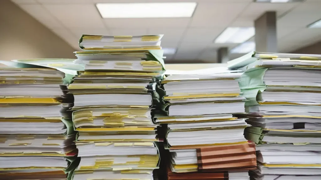 Piles de dossiers et de documents dans un bureau