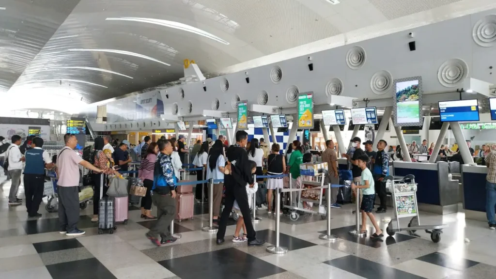 Passagers aux comptoirs d'enregistrement d'un aéroport