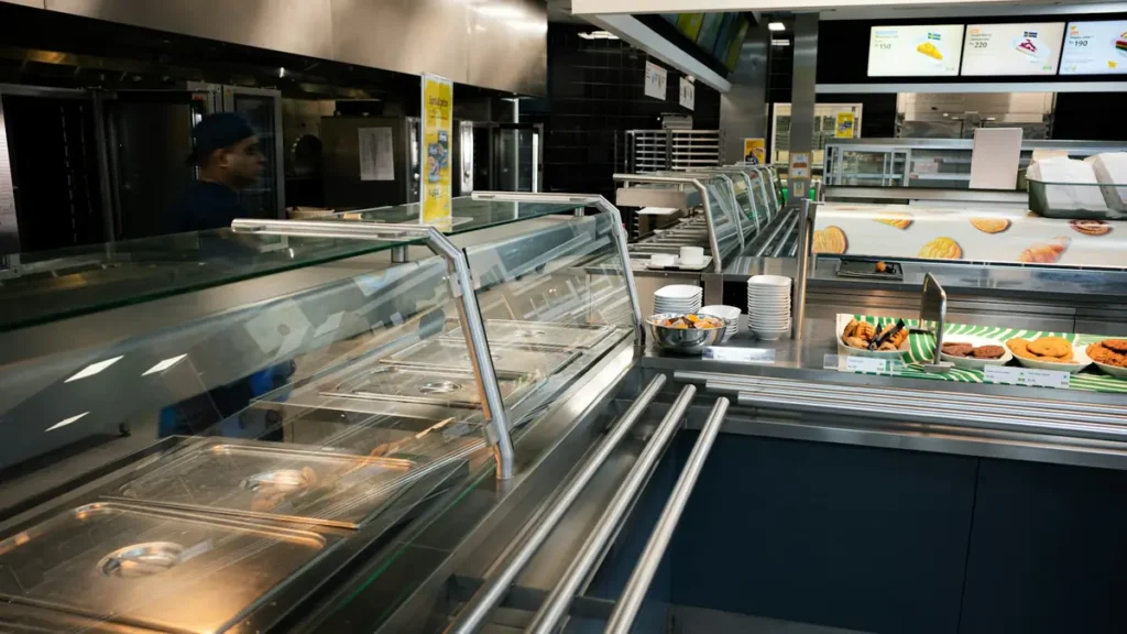 Ligne de self avec vitrines réfrigérées dans une cafétéria