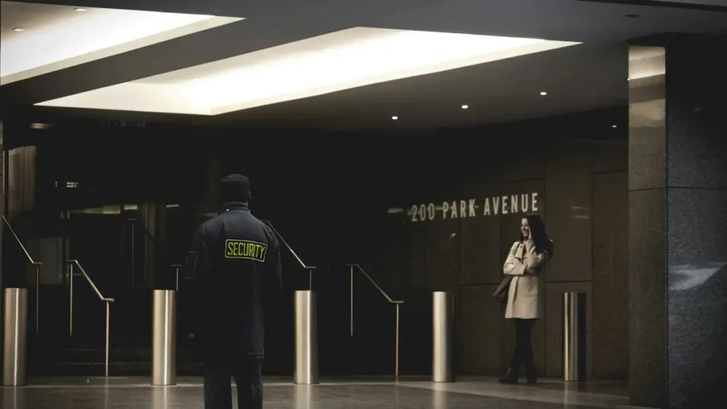 Agent de sécurité dans le hall d'un immeuble de bureaux