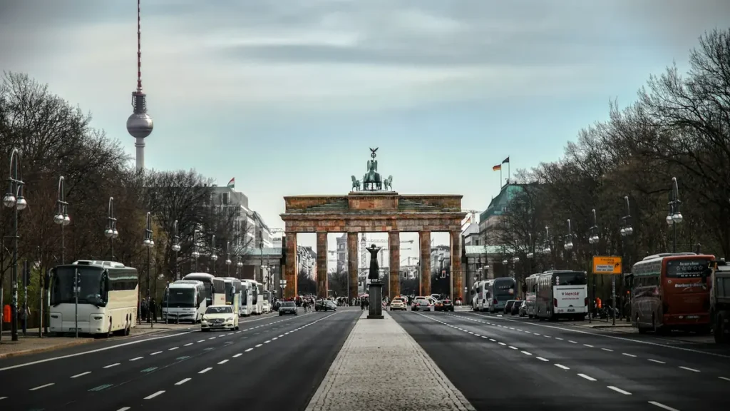 Porte de Brandebourg et tour de télévision à Berlin
