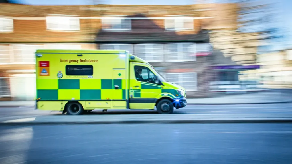 Ambulance en mouvement dans une rue