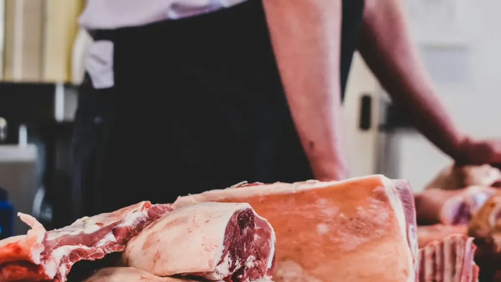 Boucher qui prépare une pièce de viande