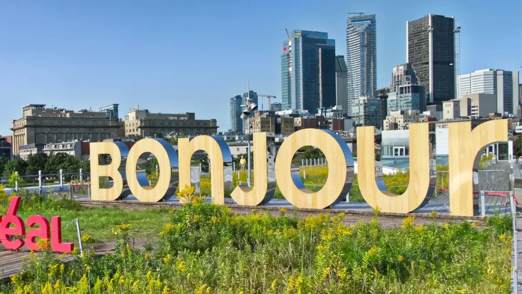 Lettres géantes « Bonjour » devant la ville de Montréal