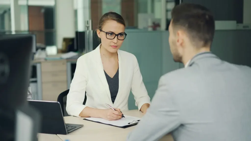 Recruteuse en entretien avec un candidat
