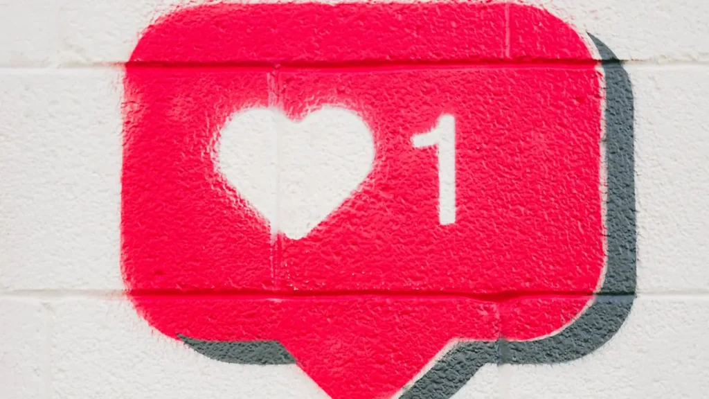 Bulle de notification avec un cœur peinte sur un mur