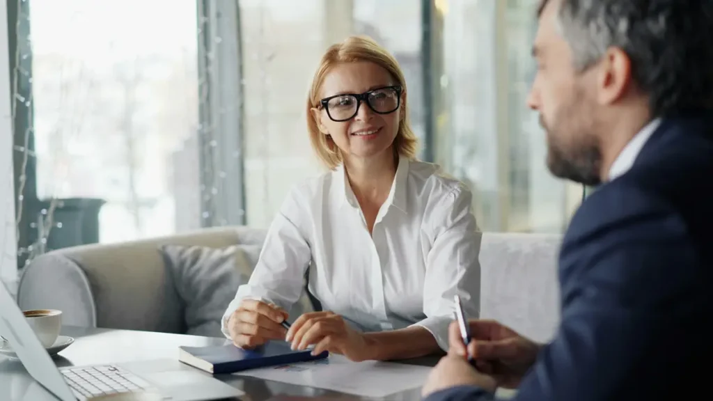 Conseillère souriante en rendez-vous avec un client