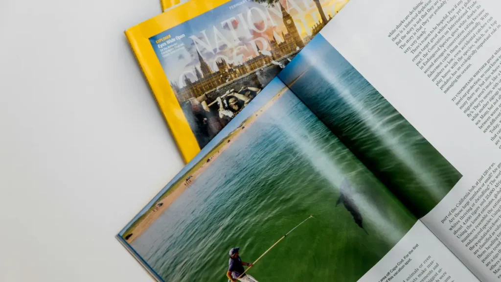 Magazines ouverts avec une mise en page en colonnes