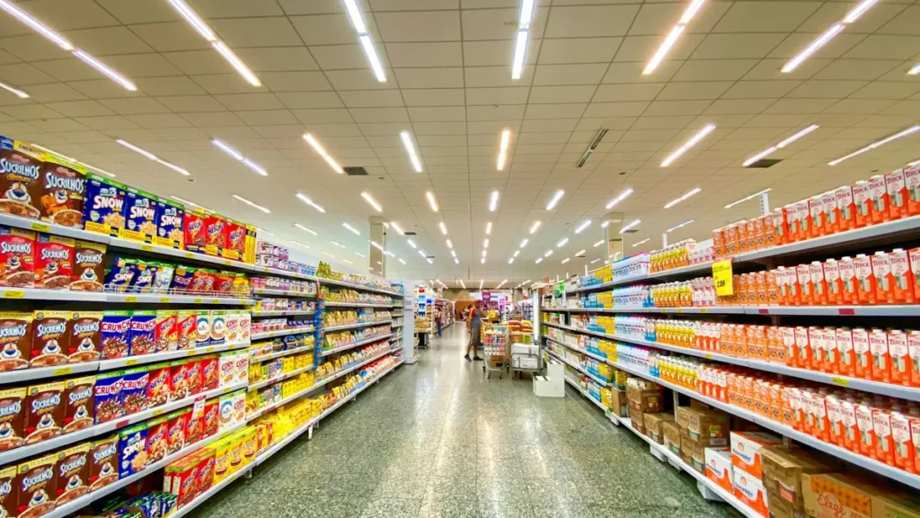 Allée de supermarché avec rayons de céréales