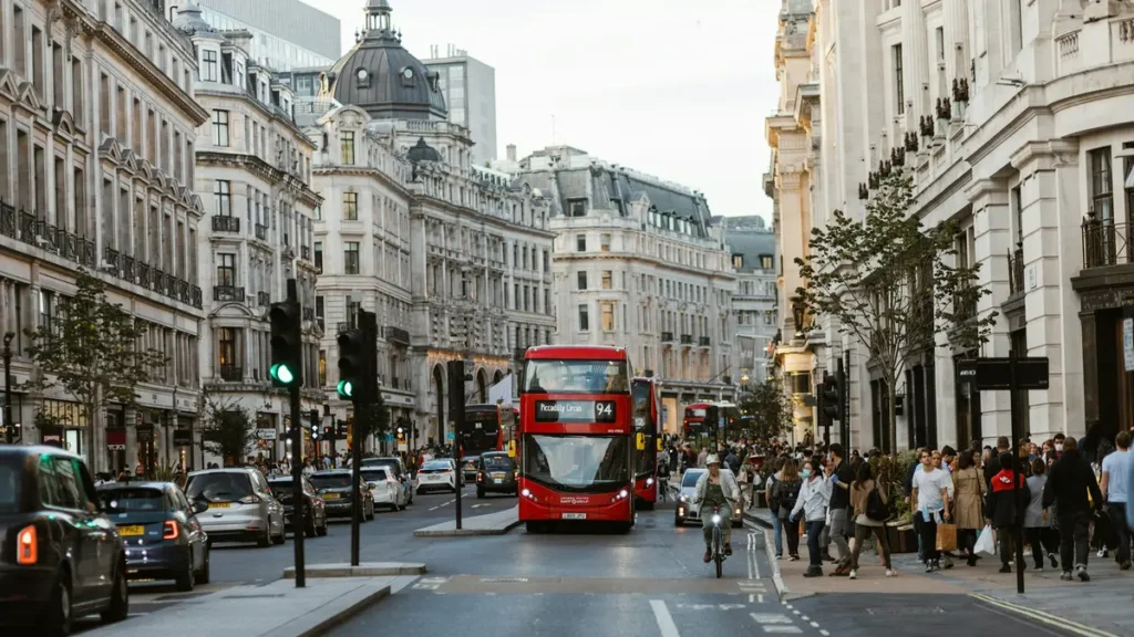 Rue commerçante de Londres avec un bus rouge à impériale