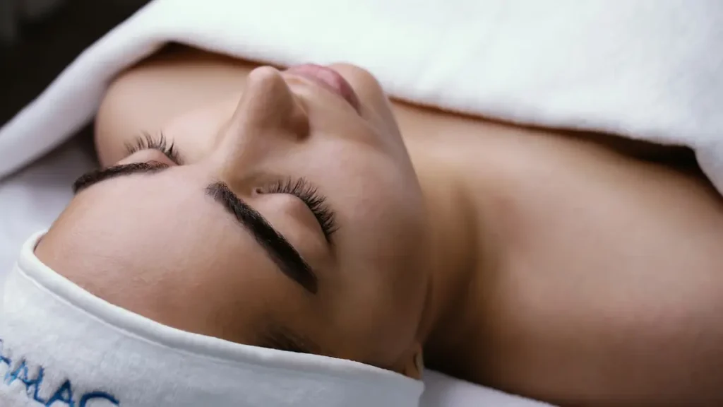 Cliente allongée pendant un soin du visage