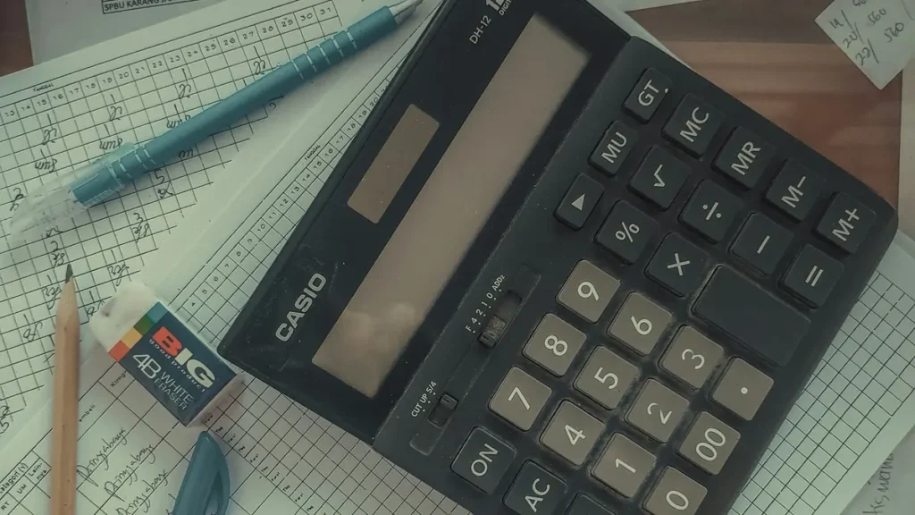Calculatrice posée sur des documents chiffrés