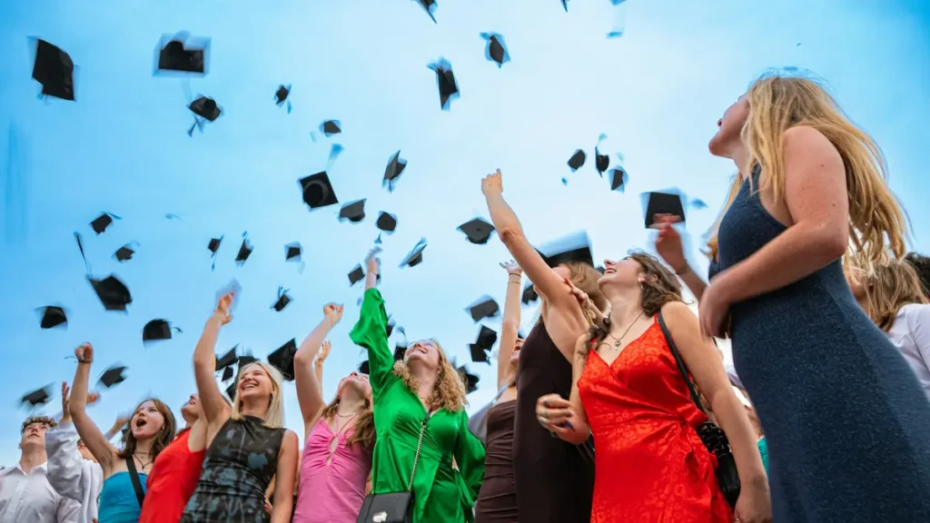 Jeunes diplômés lançant leurs toques en l'air