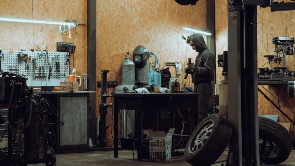 Mécanicien au travail dans un atelier de garage