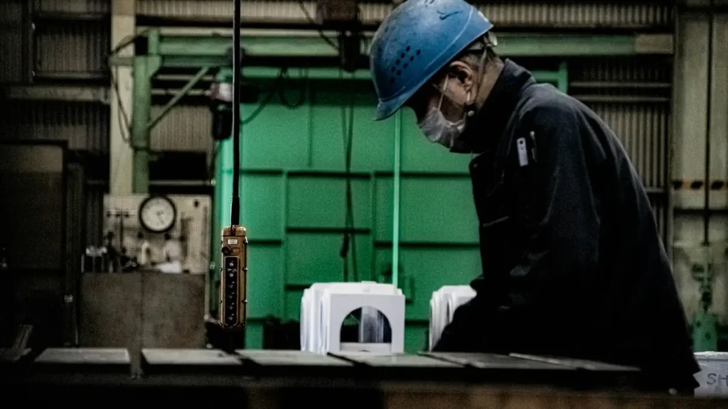 Opérateur casqué au travail dans un atelier industriel