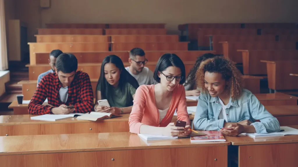 Lycéens qui travaillent dans une salle de cours