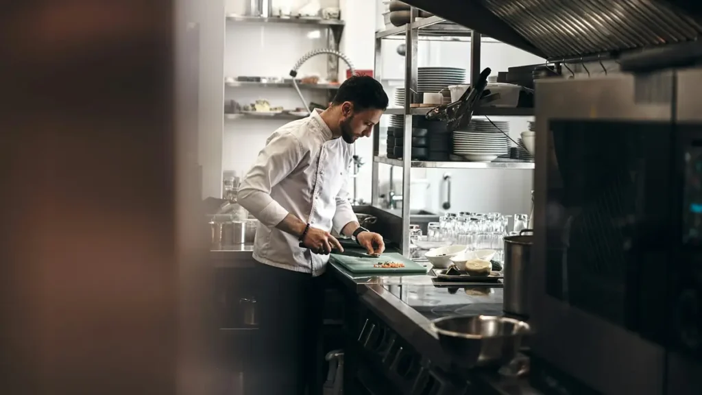 Cuisine professionnelle avec un cuisinier au travail