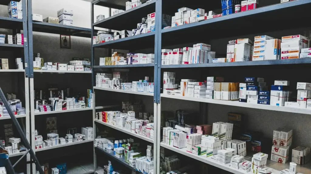 Rayonnages de médicaments dans une réserve de pharmacie