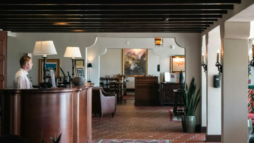 Réceptionniste derrière le comptoir d'un hall d'hôtel